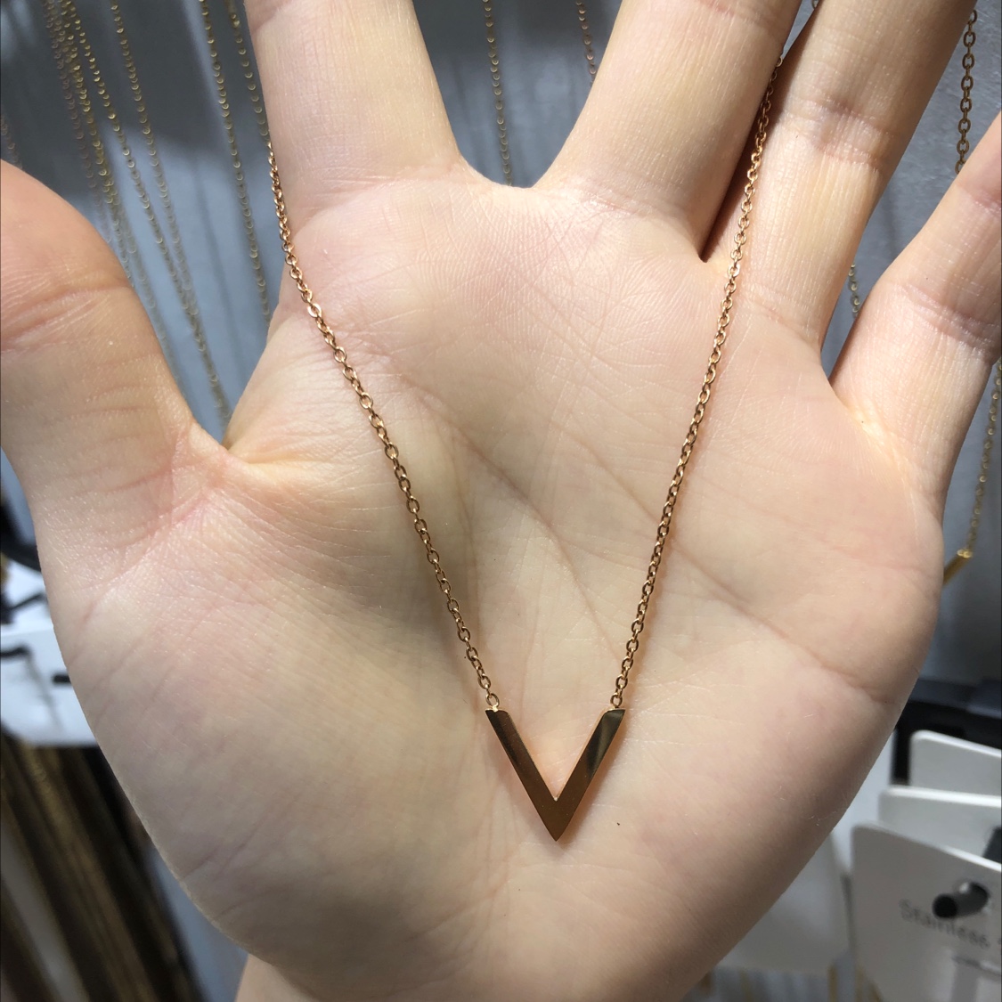 V字母项链