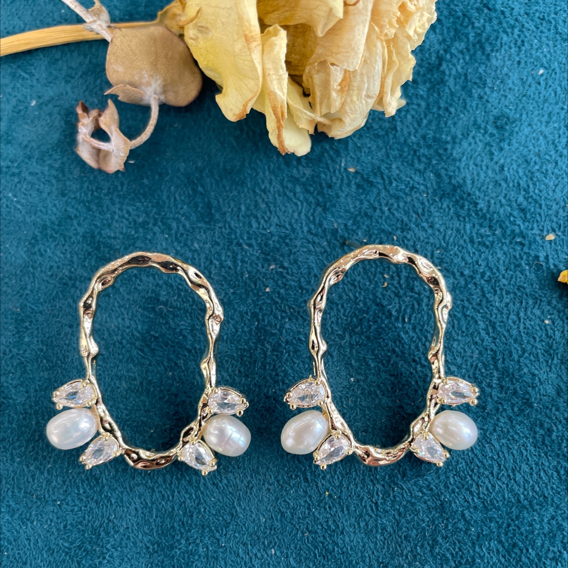 The new gentle pearl geometric shape ear rings from Yudie feature a niche design, simple and versatile earrings, stud earrings, and Yudie accessories Application Scenario