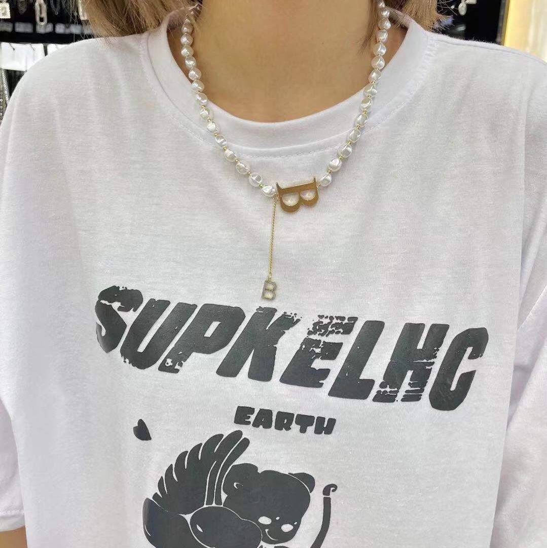 Necklace fashion and generous