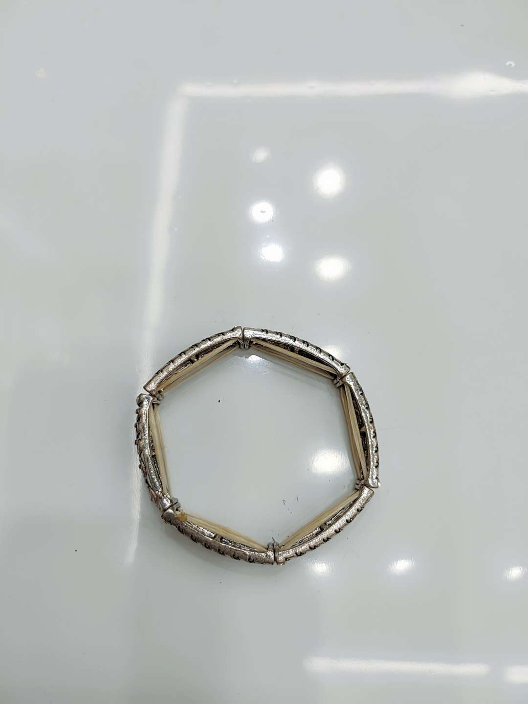 This simple and retro patterned diamond bracelet exudes a sense of light luxury and sophistication. It's a trendy and cool style accessory for women's Instagram dinner parties details Picture
