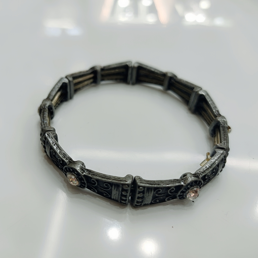 A new minimalist and retro European and American style diamond bracelet with a light luxury and high-end feel. It's an Instagram trendy evening accessory with a cold style
