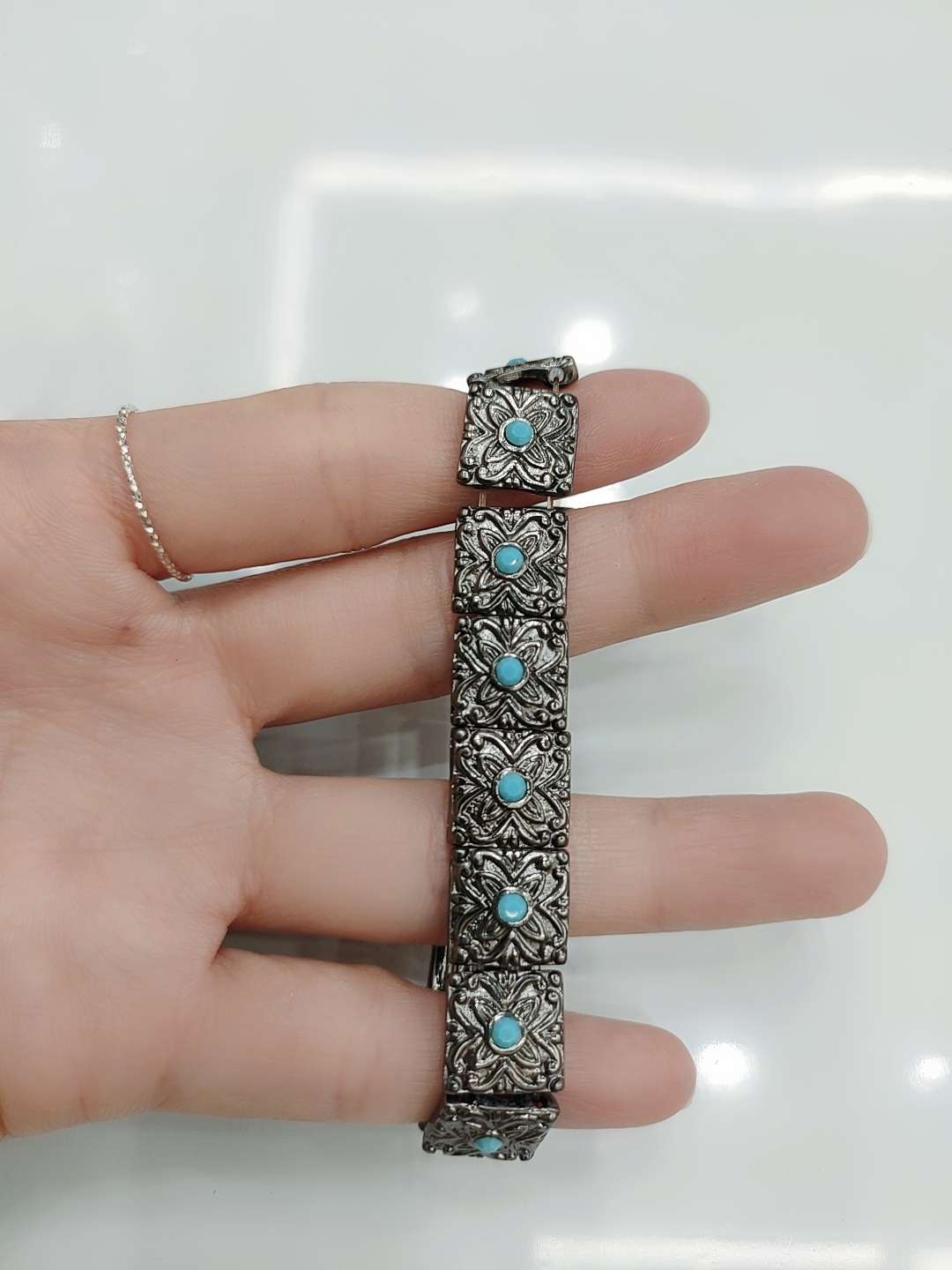 Resin diamond, simple and retro European and American style, light luxury and high-end feel, retro color bracelet, women's Instagram trendy, cold style dinner accessories Application Scenario
