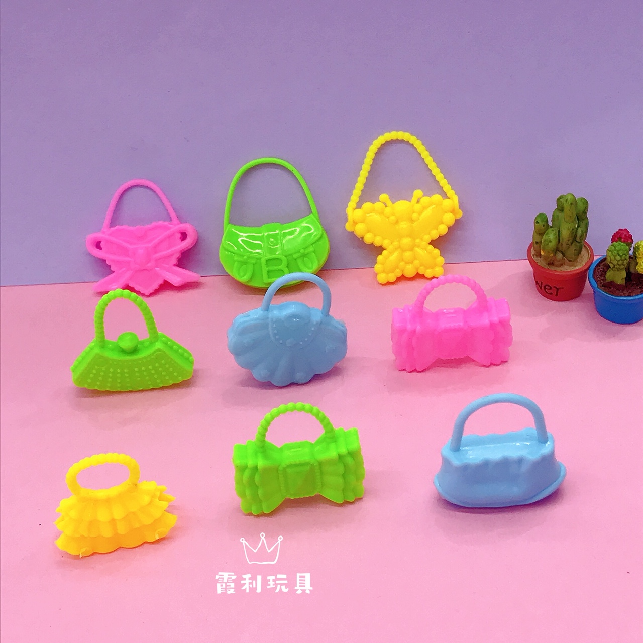A variety of small handbags, house play toys, and gift gacha