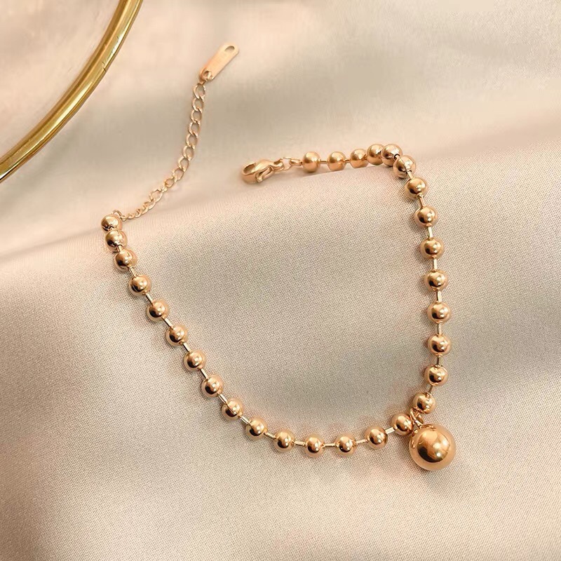 Popular online celebrity best-selling accessory, niche design, versatile, cold style, heart-shaped titanium steel bracelet for women