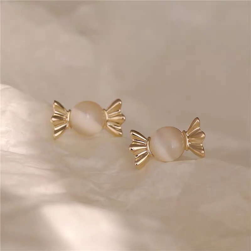 Little candy, fashionable and niche design, exquisite and sweet girl cat's eye stone ear studs.