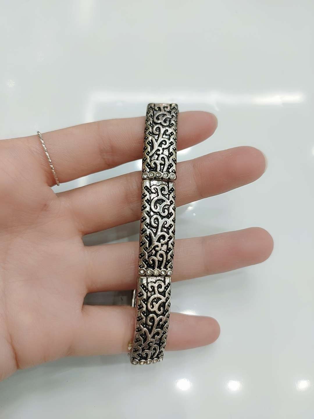 This simple and retro patterned diamond bracelet exudes a sense of light luxury and sophistication. It's a trendy and cool style accessory for women's Instagram dinner parties Application Scenario