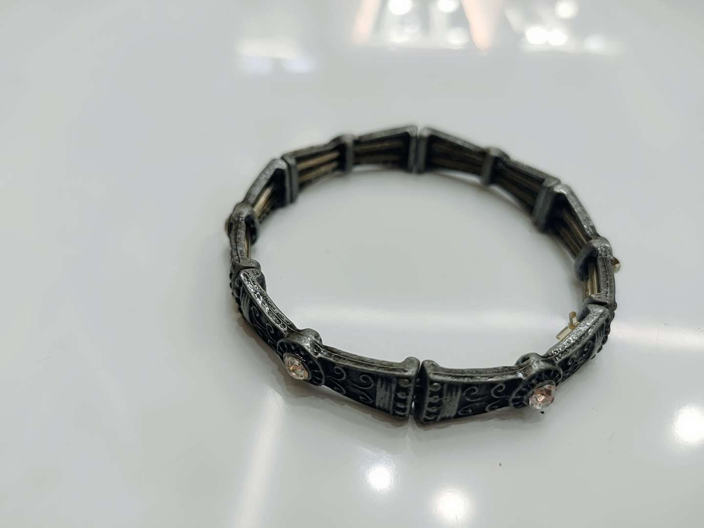 A new minimalist and retro European and American style diamond bracelet with a light luxury and high-end feel. It's an Instagram trendy evening accessory with a cold style Specification image