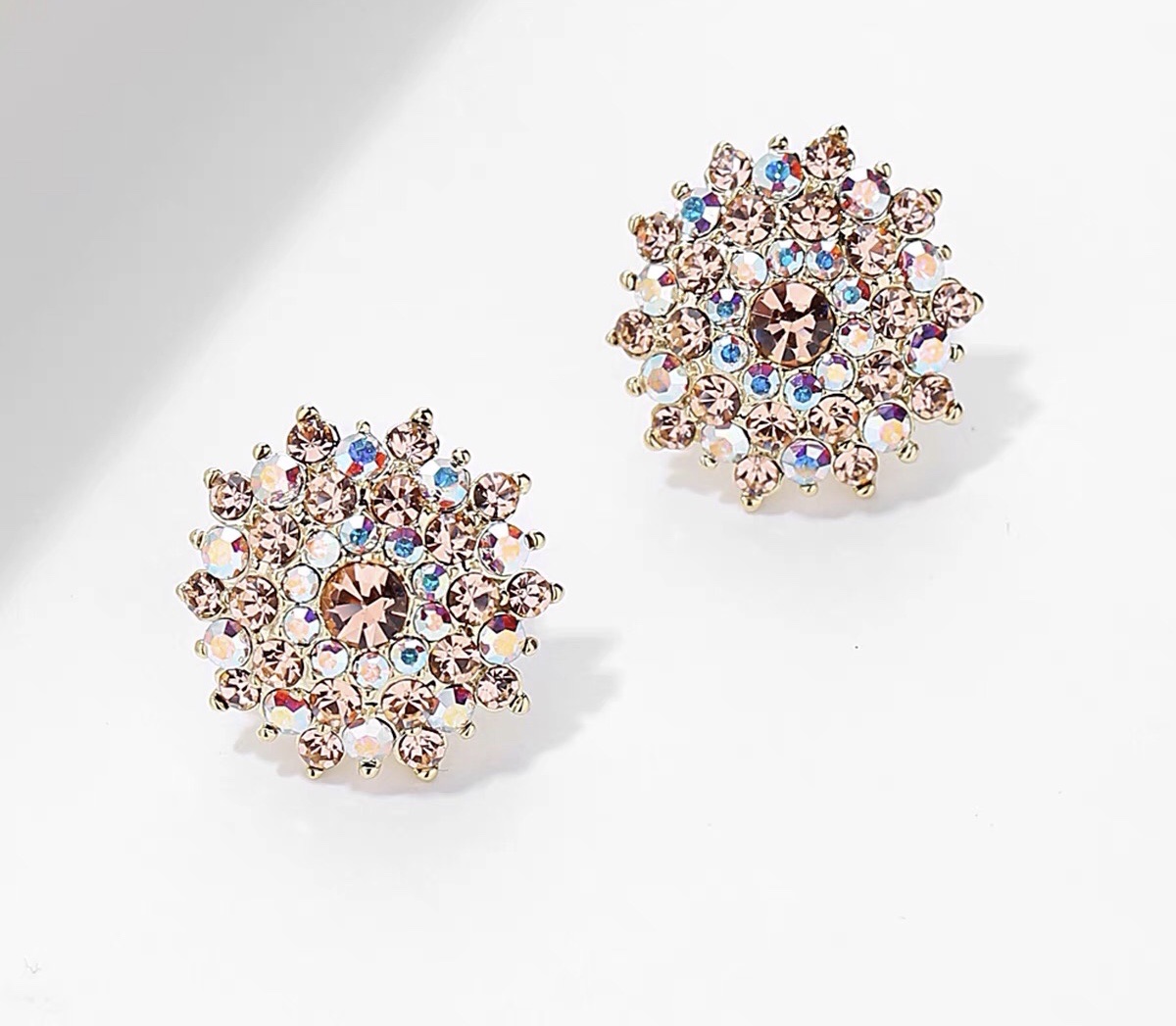 满钻原创设计高级感精致优雅宴会必备耳钉
产品图