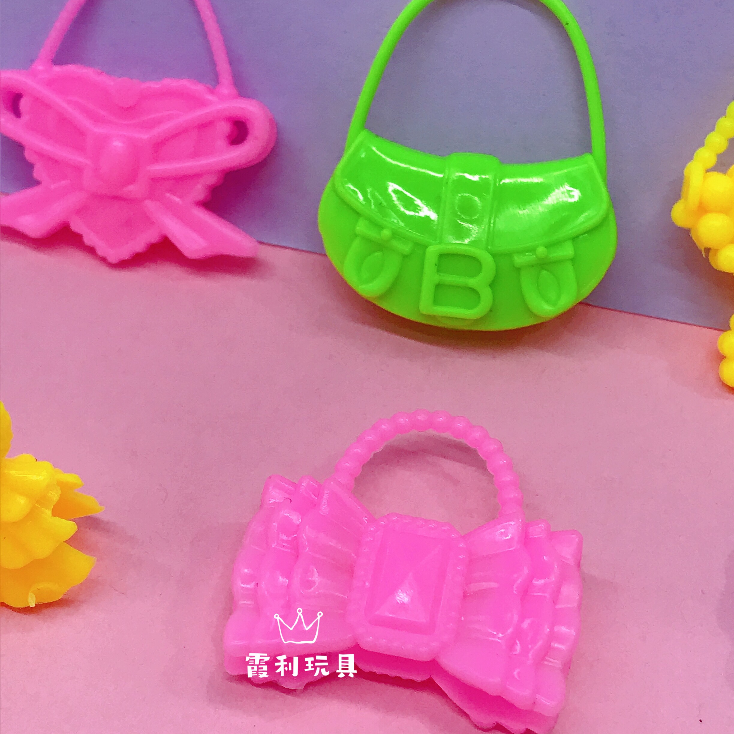 A variety of small handbags, house play toys, and gift gacha detail image 4