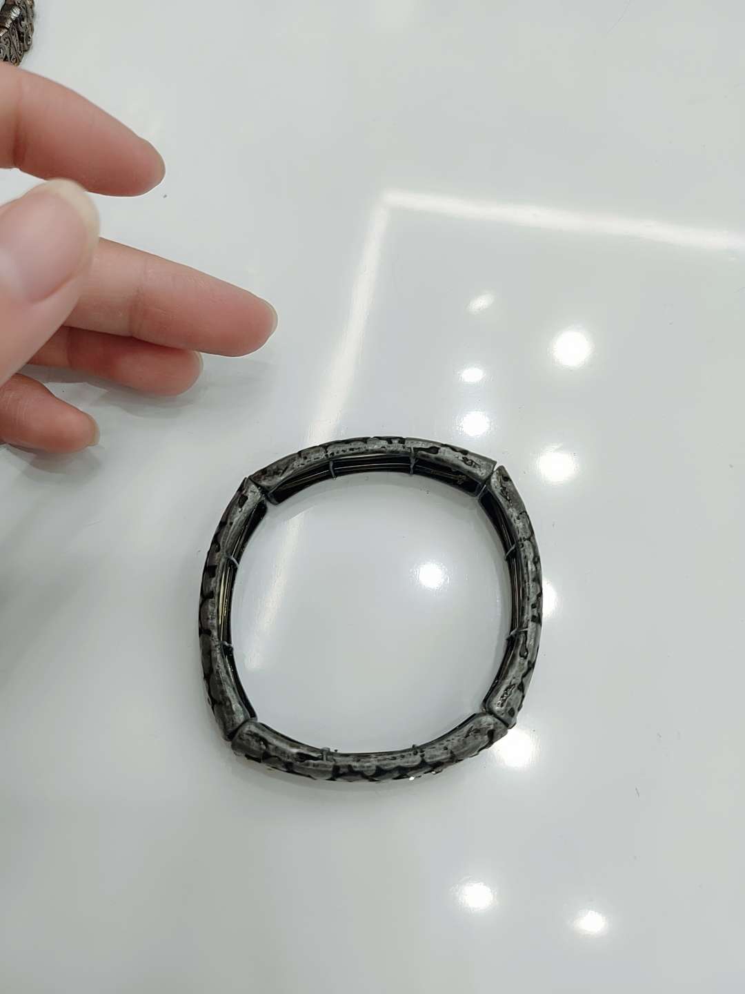 Snake-patterned, simple and retro European and American style, light luxury and high-end diamond bracelet for women on Instagram, trendy evening party, cold style accessory Application Scenario
