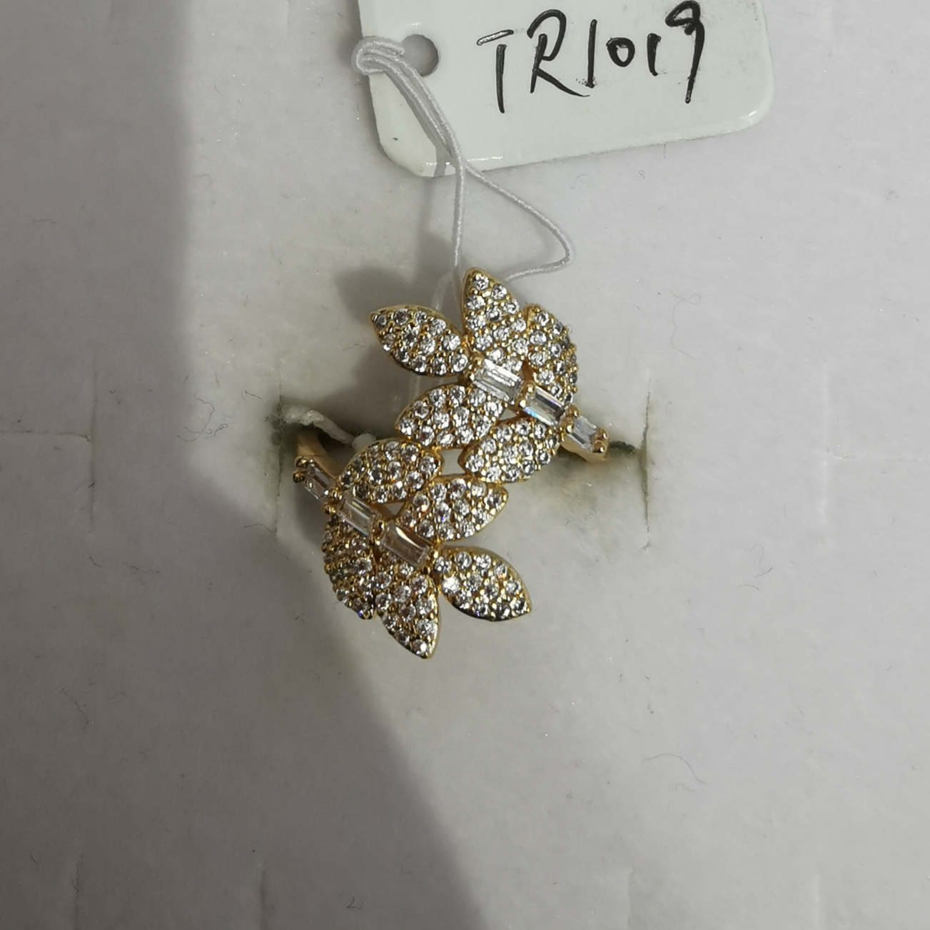 Ten leaf ring