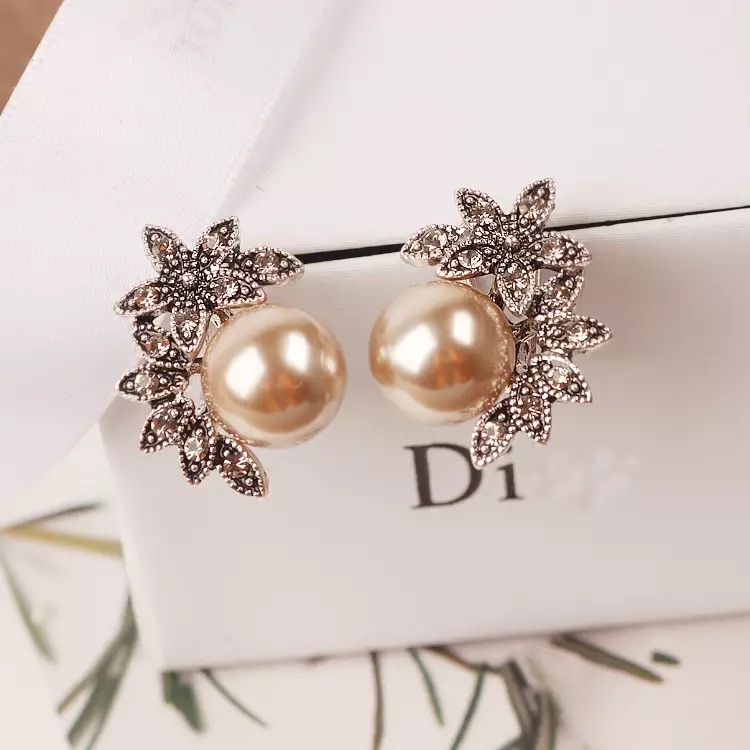 Fashionable and trendy full-diamond pearl stud earrings with a unique, versatile and simple design. Specification image