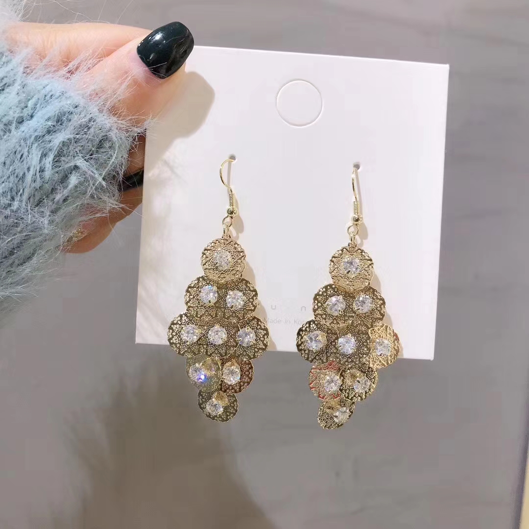 Elegant and light luxury zircon pearl earrings, 2021 new trendy and niche design sense, high-end French stud earrings for women 2