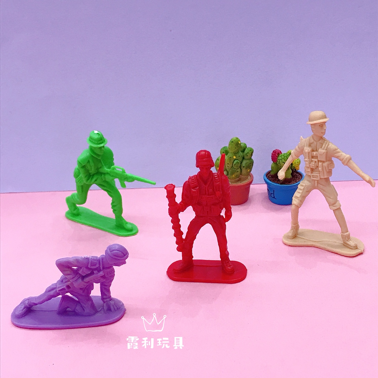 A variety of children's plastic toys for soldiers, role-playing toys, and gift gacha