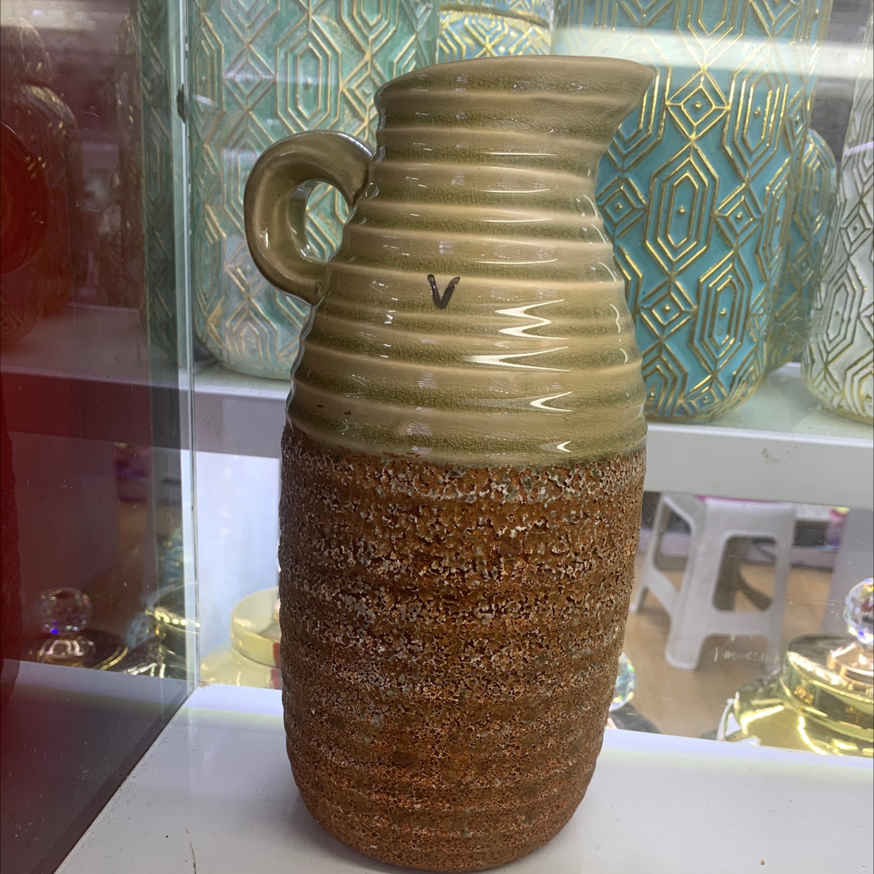 Vase with armrest 10