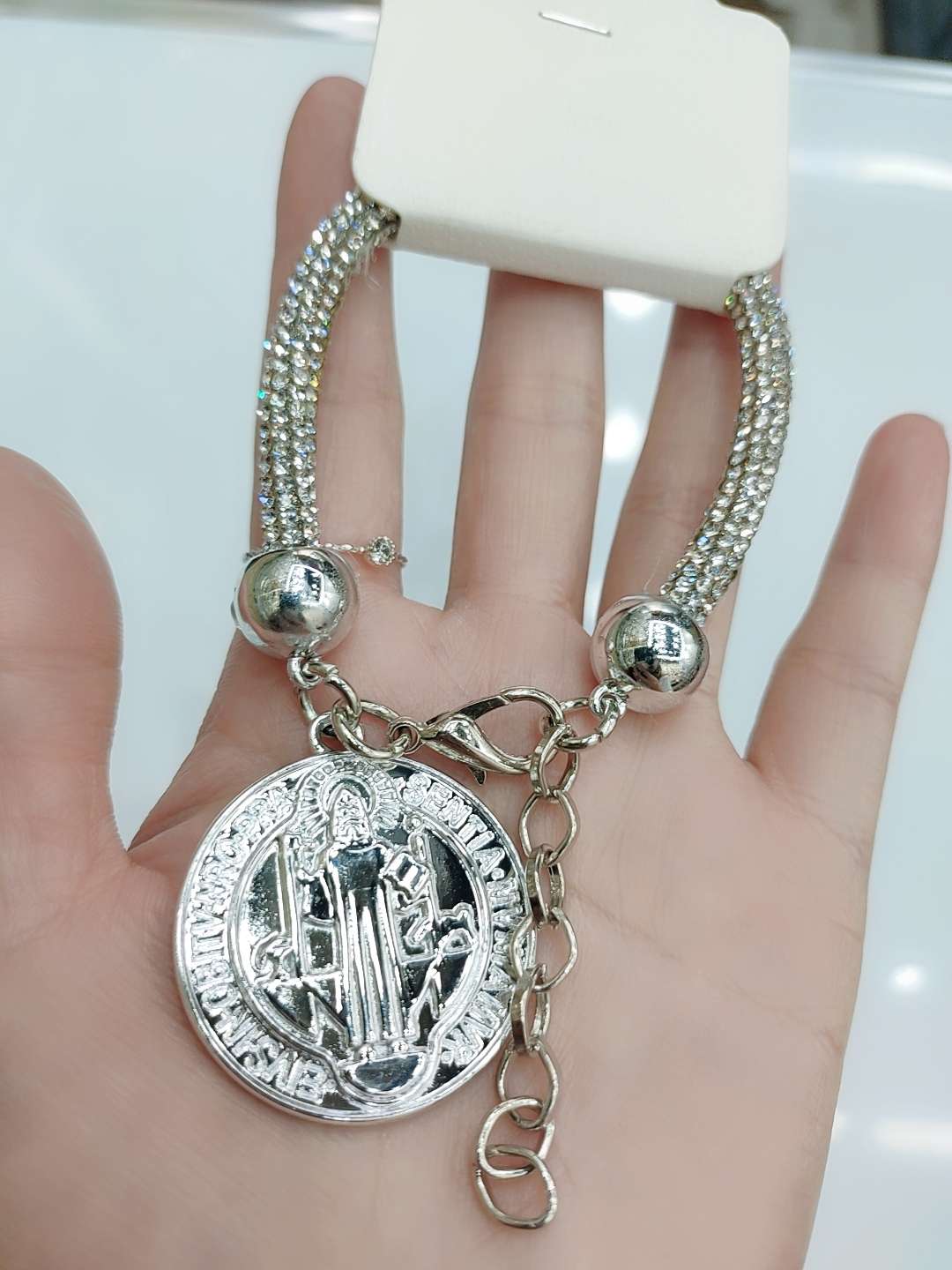 The diamond chain features a unique, light luxury and high-end feel. The sparkling diamond bracelet is a cool and stylish accessory for women's Instagram trendy evening parties Application Scenario