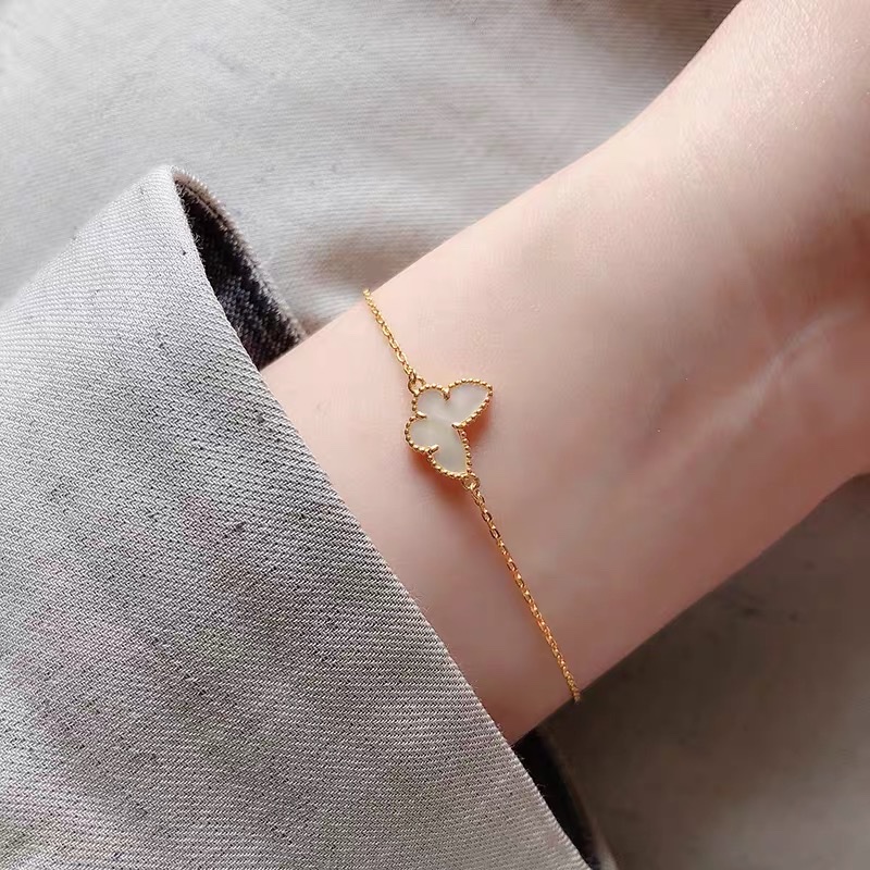 A popular online celebrity accessory with a niche design and versatile design - a butterfly shell titanium steel bracelet for women details Picture