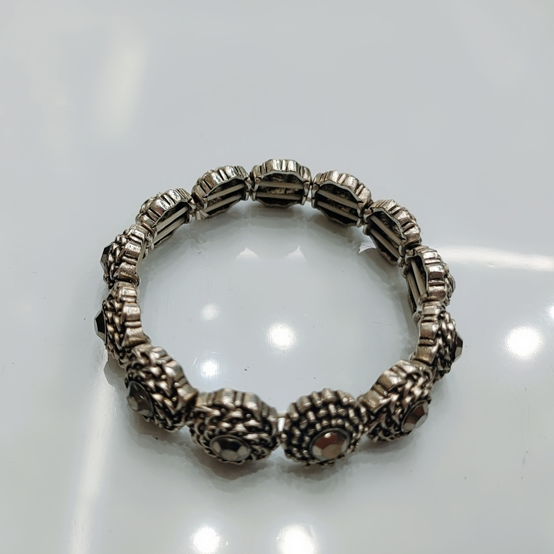Retro-colored, simple and retro European and American style, with a light luxury and high-end feel, diamond bracelet for women on Instagram, trendy evening wear, and a cold style accessory