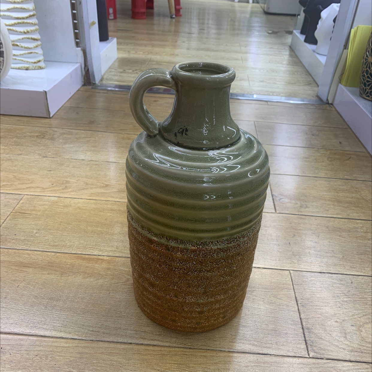 Vase with armrest 4