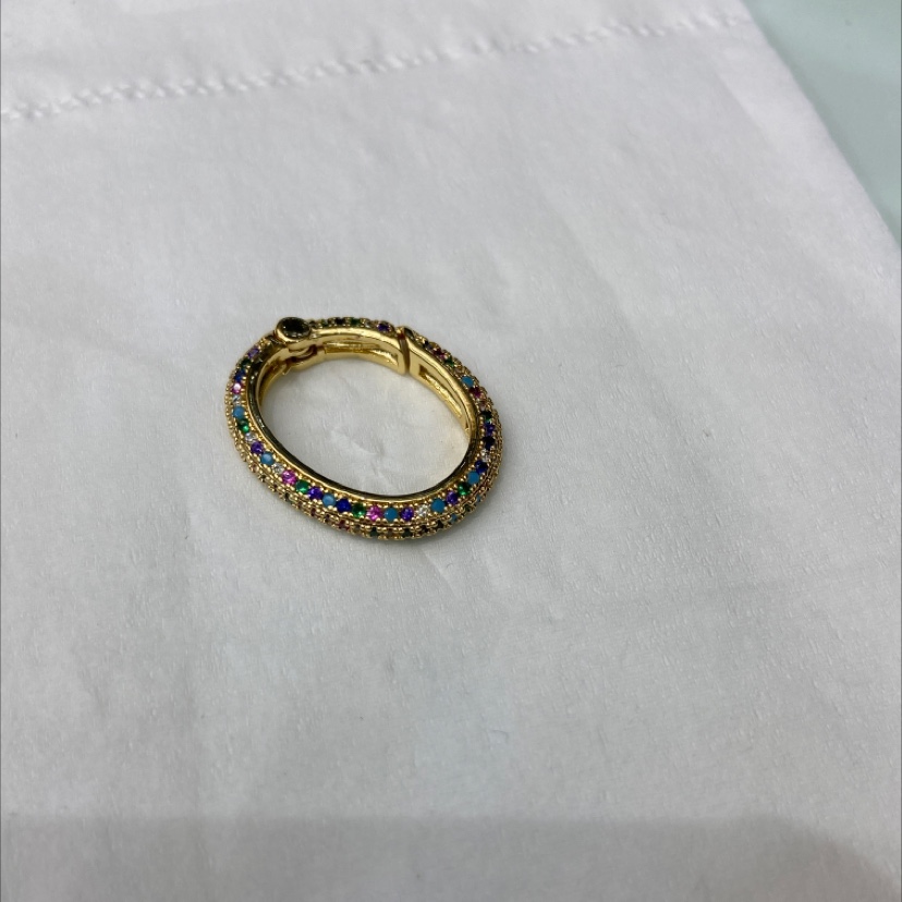椭圆形彩色锆石镶嵌铜扣细节图
