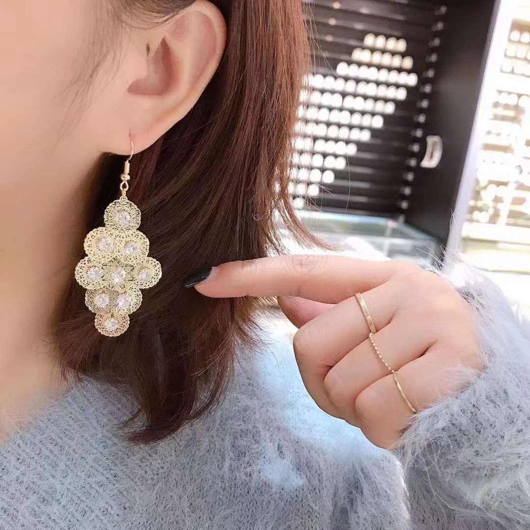 Elegant and light luxury zircon pearl earrings, 2021 new trendy and niche design sense, high-end French stud earrings for women 2 Application Scenario