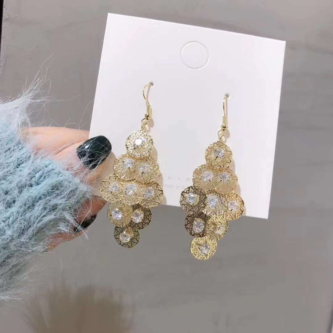 Elegant and light luxury zircon pearl earrings, 2021 new trendy and niche design sense, high-end French stud earrings for women 2 Specification image