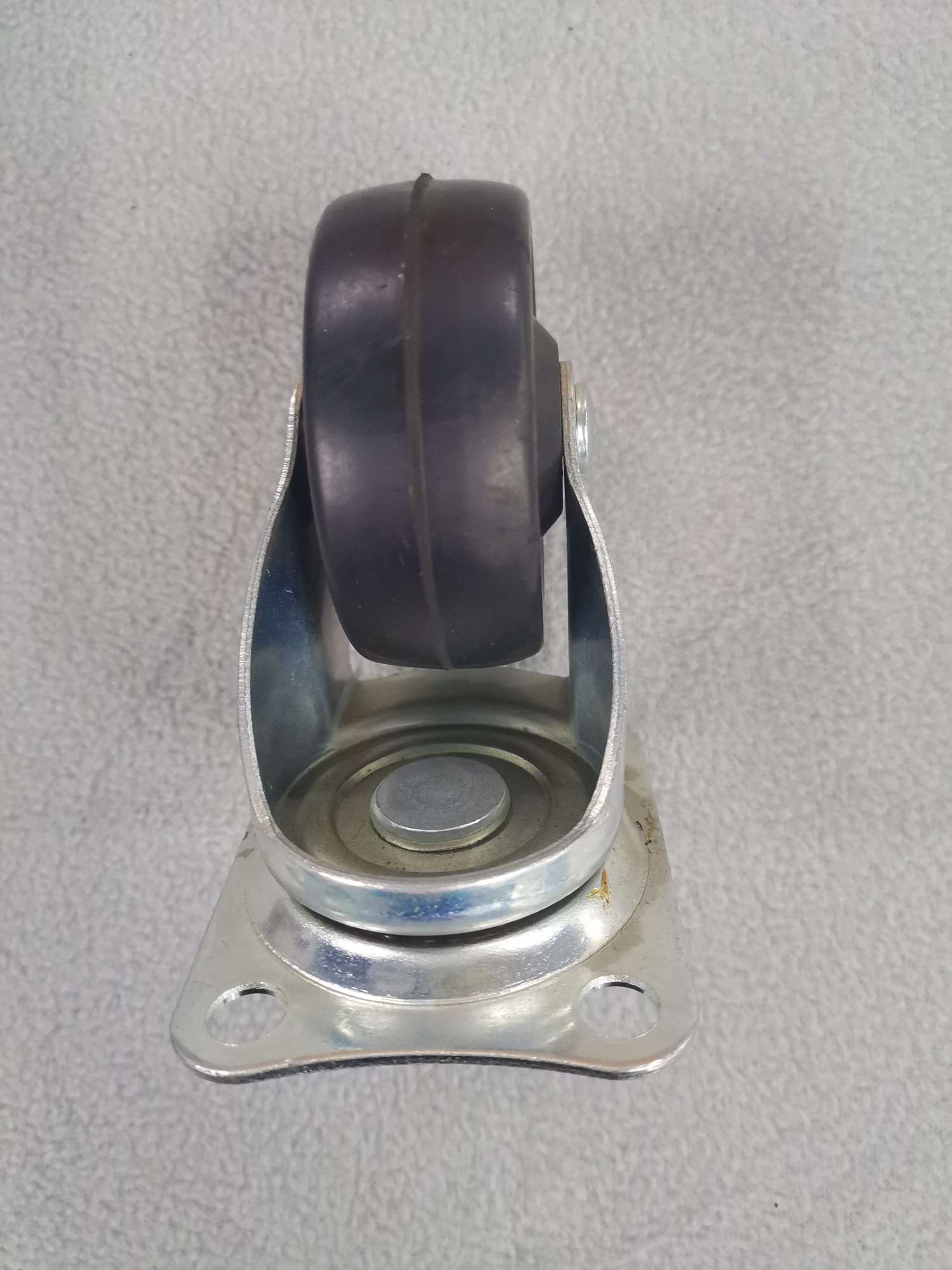 2.5-inch black rubber swivel wheels Specification image