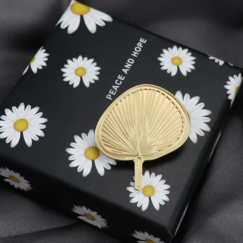 Designer's works: palm-leaf fan brooches, fan corsages, clothing accessories, brooches and ornaments Application Scenario