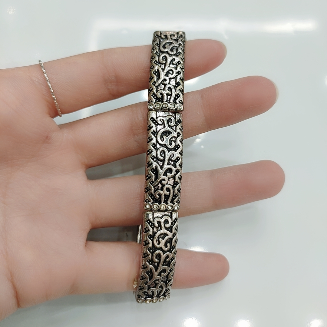 This simple and retro patterned diamond bracelet exudes a sense of light luxury and sophistication. It's a trendy and cool style accessory for women's Instagram dinner parties