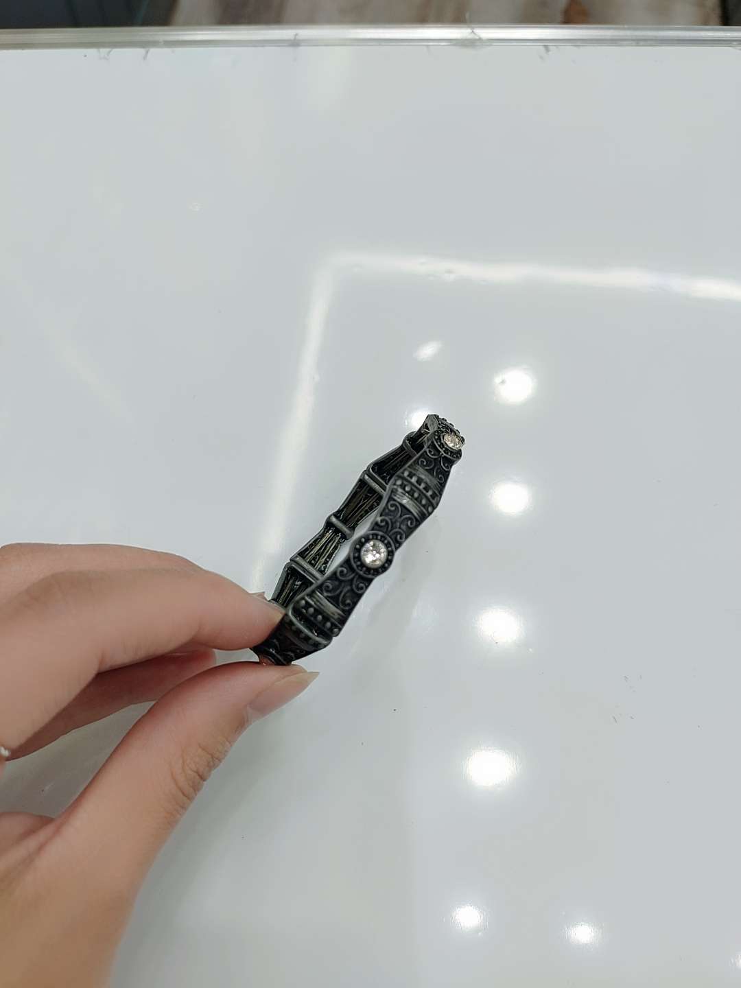 A new minimalist and retro European and American style diamond bracelet with a light luxury and high-end feel. It's an Instagram trendy evening accessory with a cold style Application Scenario