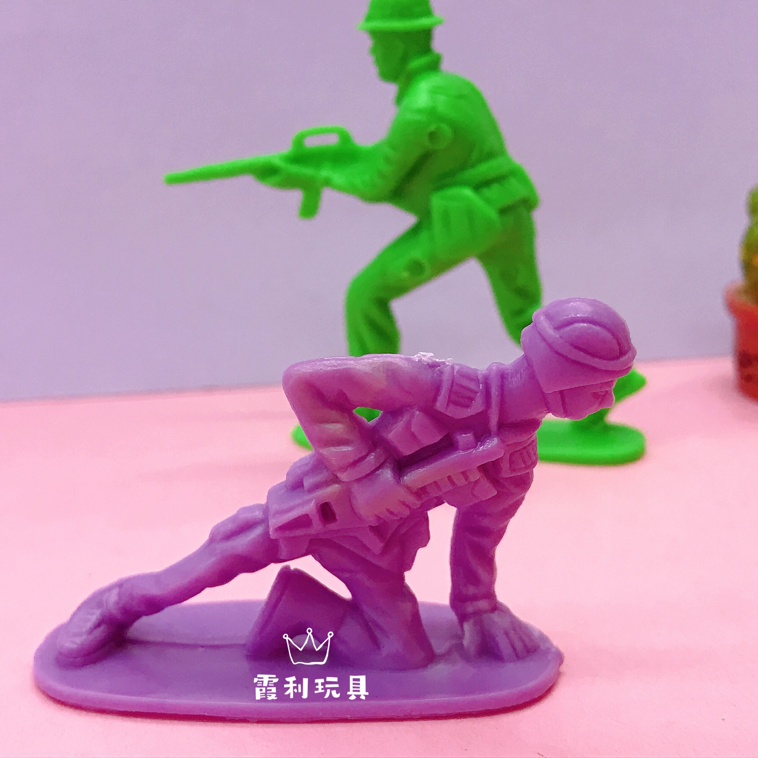 A variety of children's plastic toys for soldiers, role-playing toys, and gift gacha Specification image