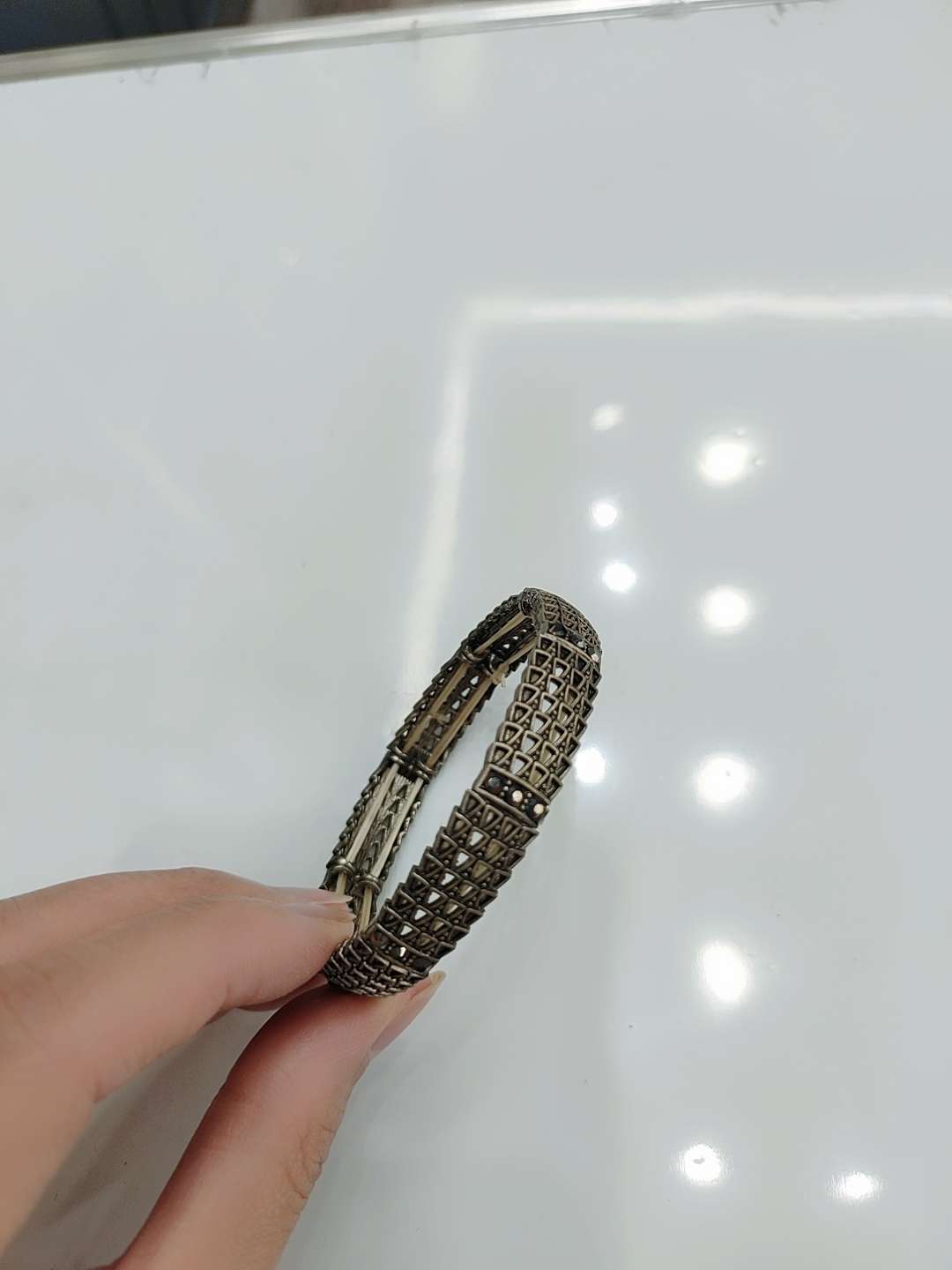 A simple and retro European and American style with a light luxury and high-end feel, an antique diamond bracelet for women on Instagram, a trendy evening party accessory with a cold style Specification image