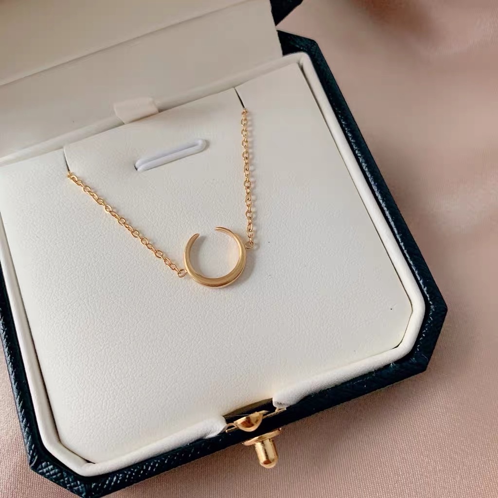 A popular online celebrity accessory with a niche design and versatile moon-shaped titanium steel bracelet for women details Picture