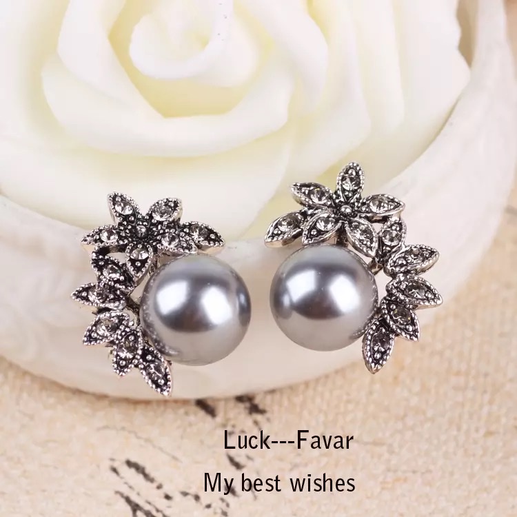 Fashionable and trendy full-diamond pearl stud earrings with a unique, versatile and simple design. Item Picture