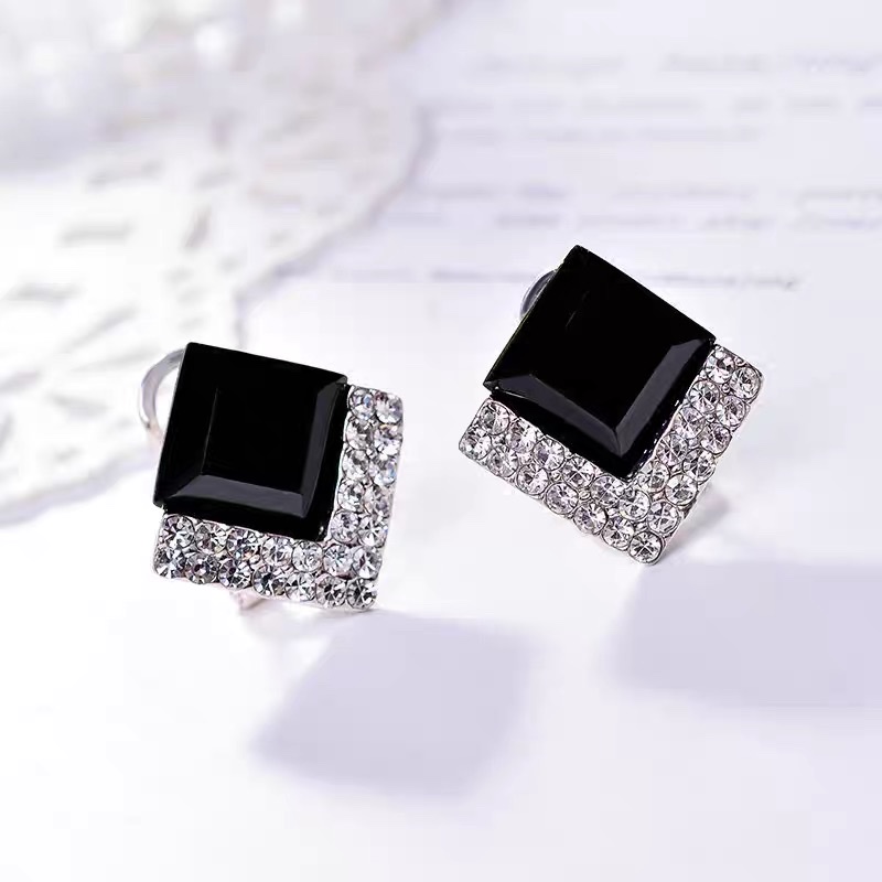 Niche design, fashionable and exquisite, classic Korean-style versatile ear studs that are the same as those worn by celebrities Application Scenario