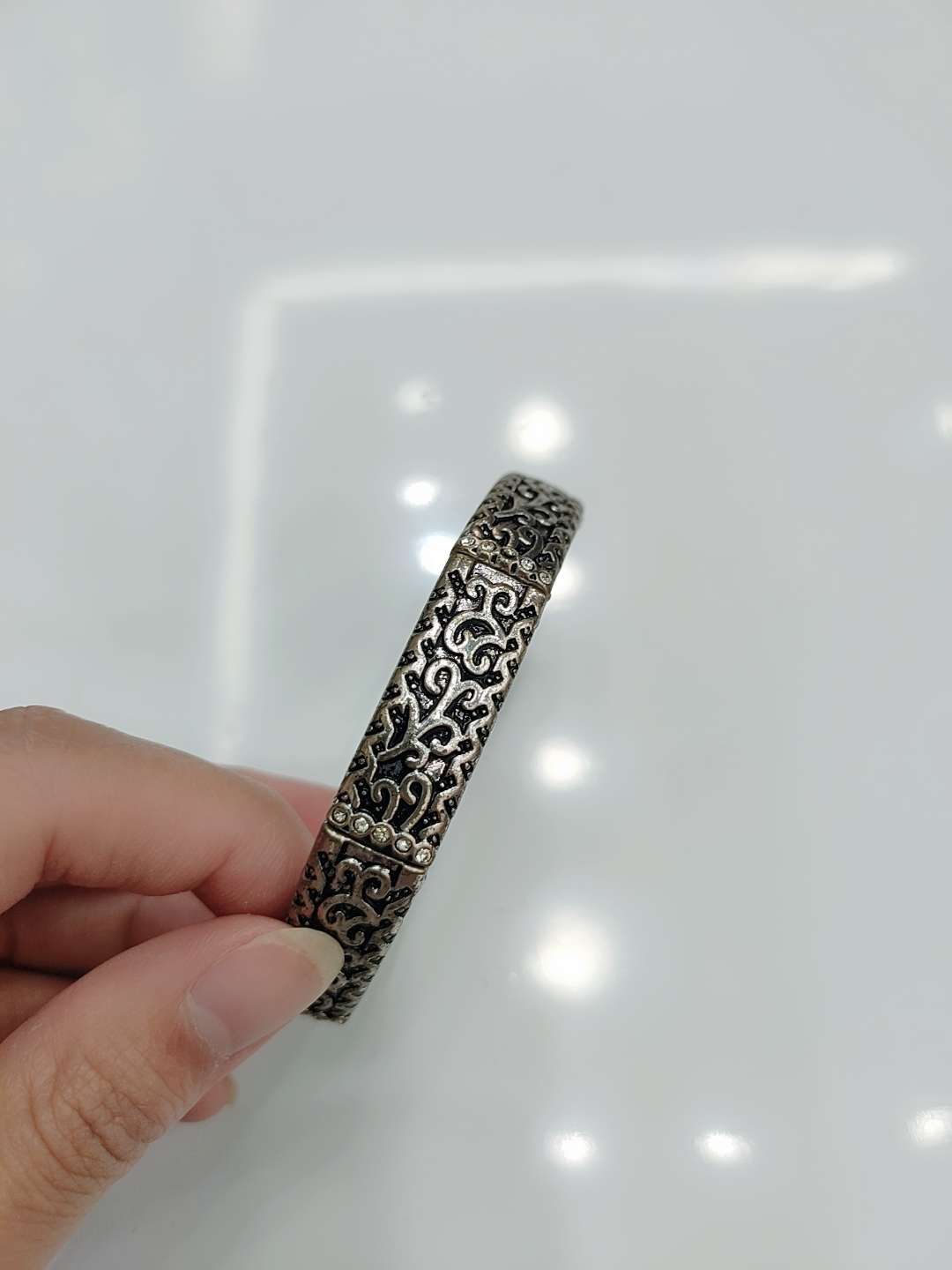 This simple and retro patterned diamond bracelet exudes a sense of light luxury and sophistication. It's a trendy and cool style accessory for women's Instagram dinner parties Specification image