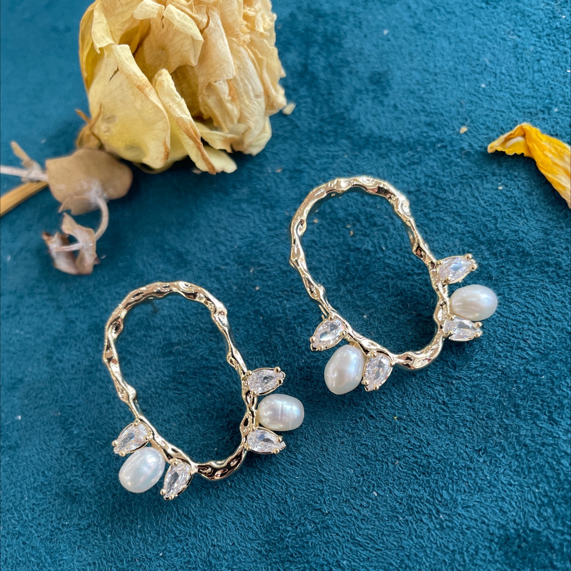 The new gentle pearl geometric shape ear rings from Yudie feature a niche design, simple and versatile earrings, stud earrings, and Yudie accessories details Picture