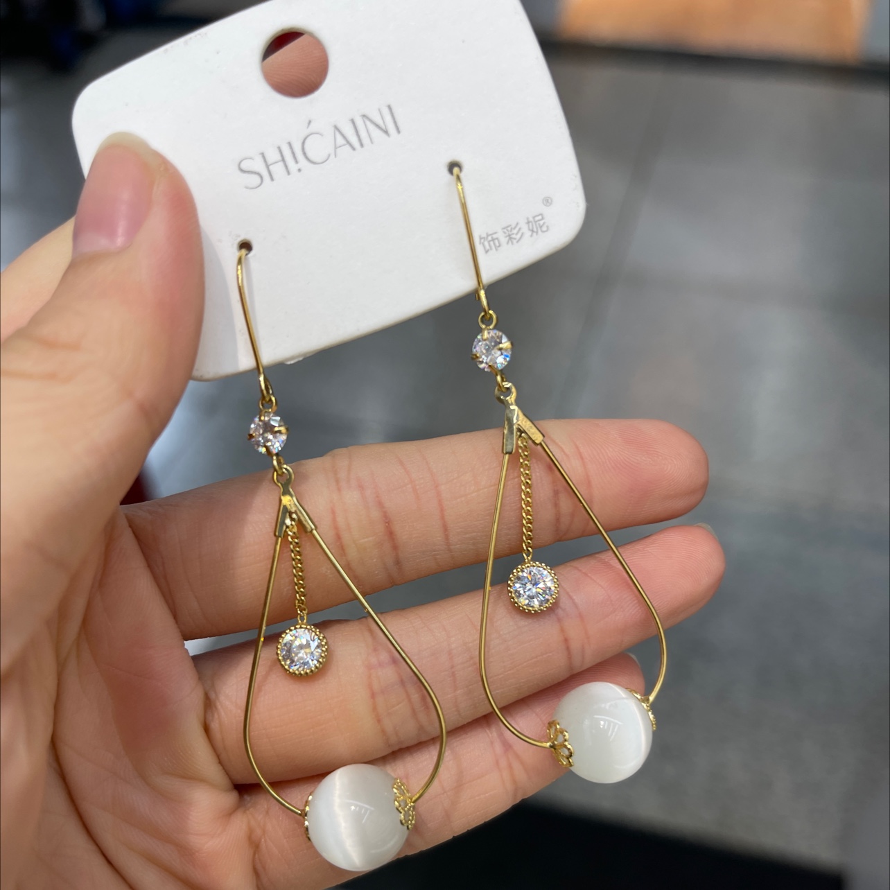 Cat eye drop earrings