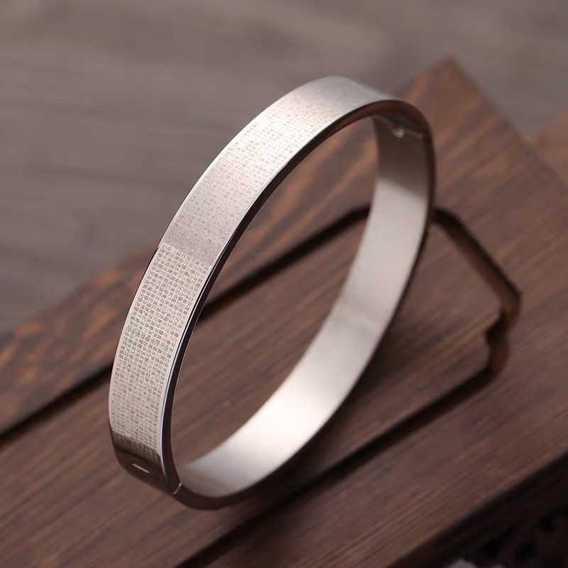 Titanium steel non-fading, light luxury, simple, fashionable, trendy, versatile, retro and cold style bracelet details Picture