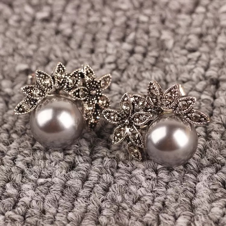 Fashionable and trendy full-diamond pearl stud earrings with a unique, versatile and simple design. Application Scenario