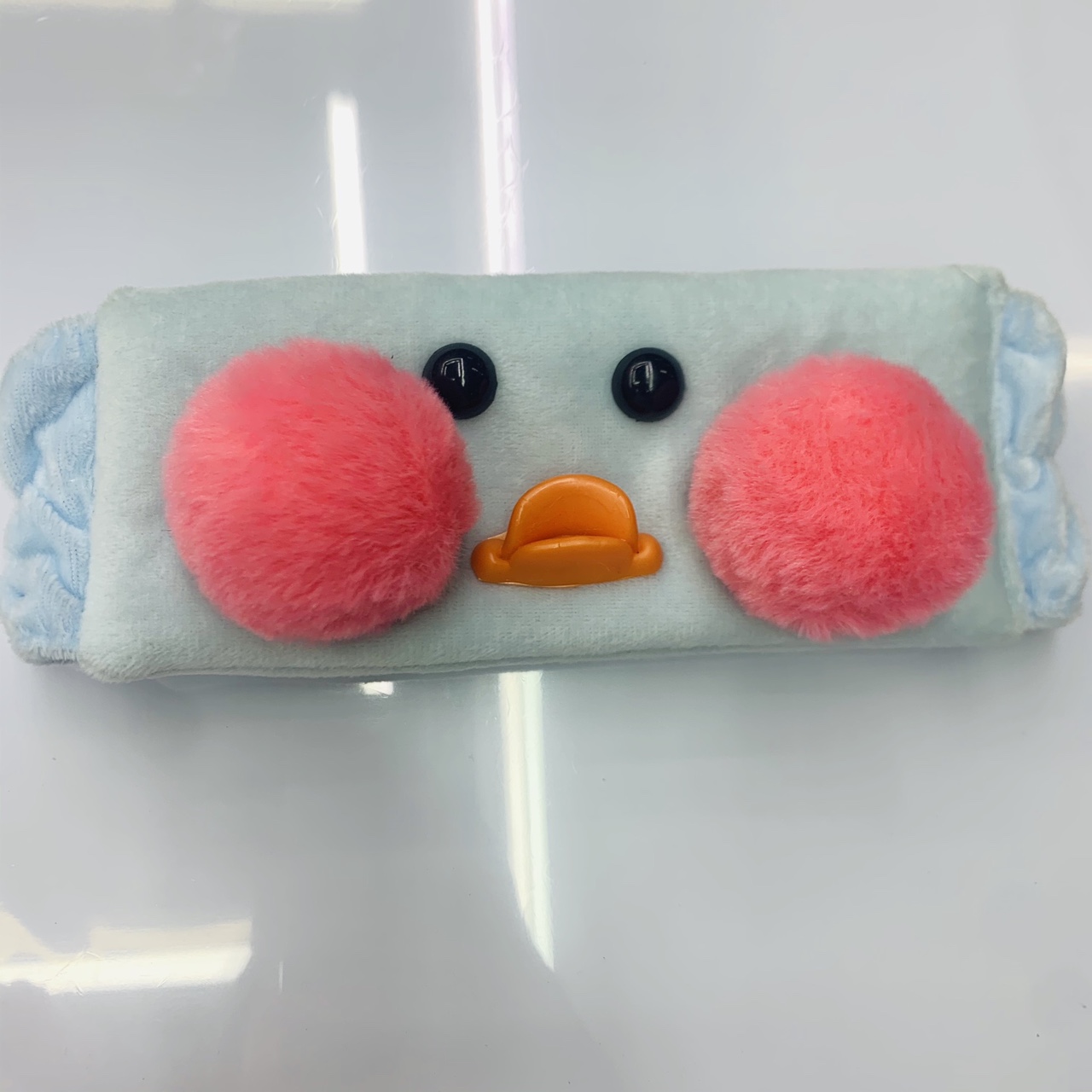 The hyaluronic acid duck is used to wash the face and tie up the hair in blue