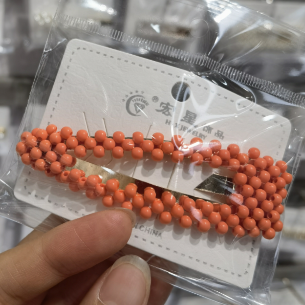 مشابك أزياء مغطاة بمشبك الشعر الأحمر على طول الشباك، 163.