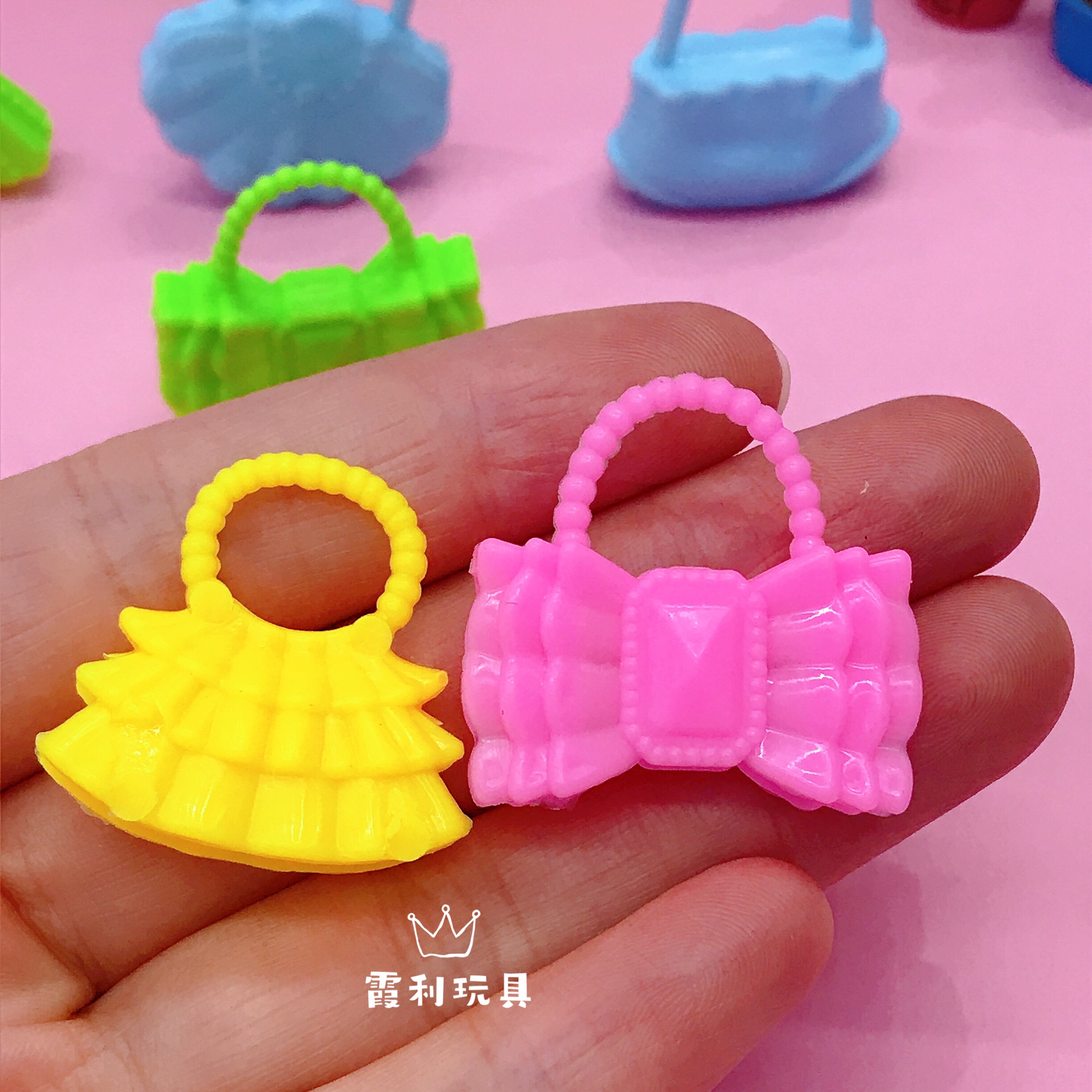 A variety of small handbags, house play toys, and gift gacha detail image 2