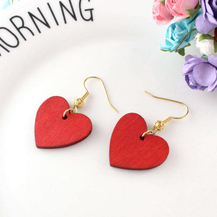 Laser wood chip heart-shaped earrings and necklace accessories detail image 5