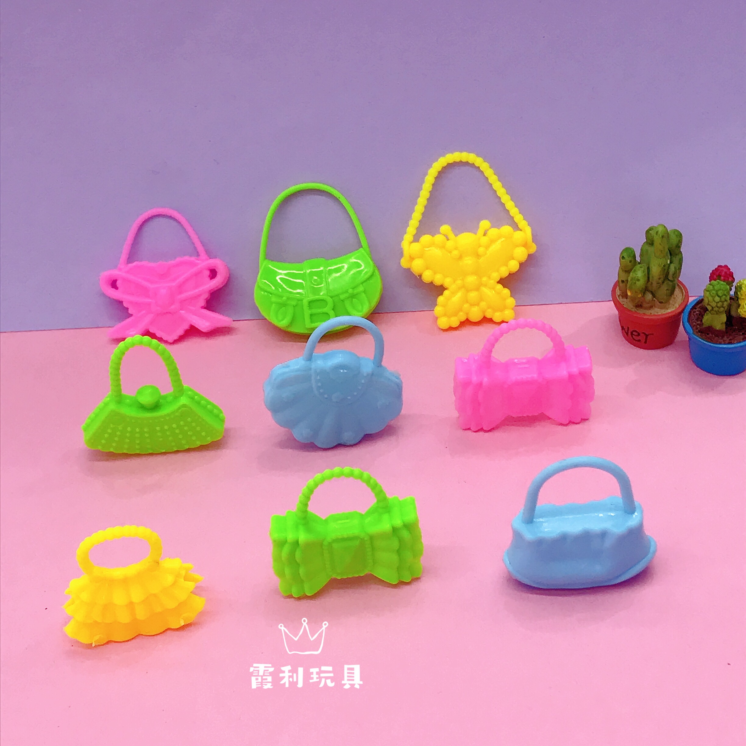 A variety of small handbags, house play toys, and gift gacha detail image 1