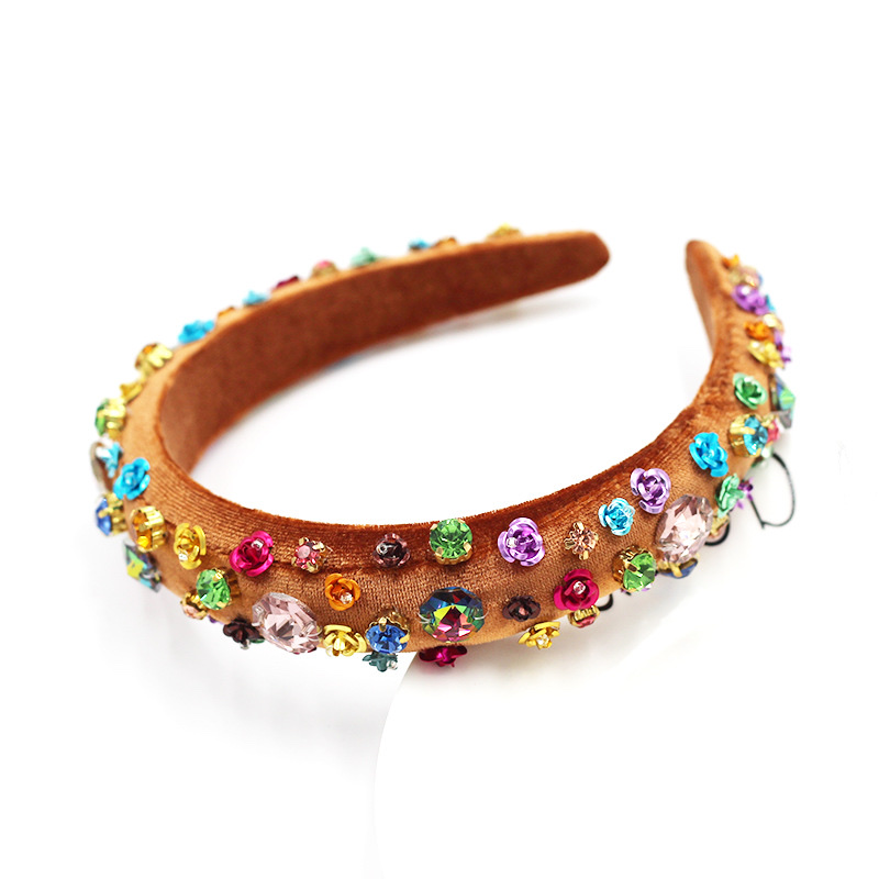 European-American Style Baroque Metal Color Rhinestone Coffee Color Sponge Head Hoop Application Scenario