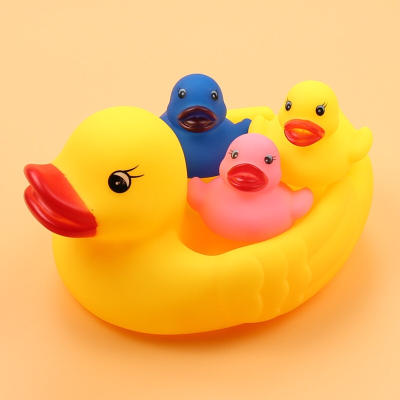 搪胶小黄鸭大黄鸭洗澡鸭子戏水母子鸭一大三小儿童戏水 彩色套鸭玩具批发详情图1