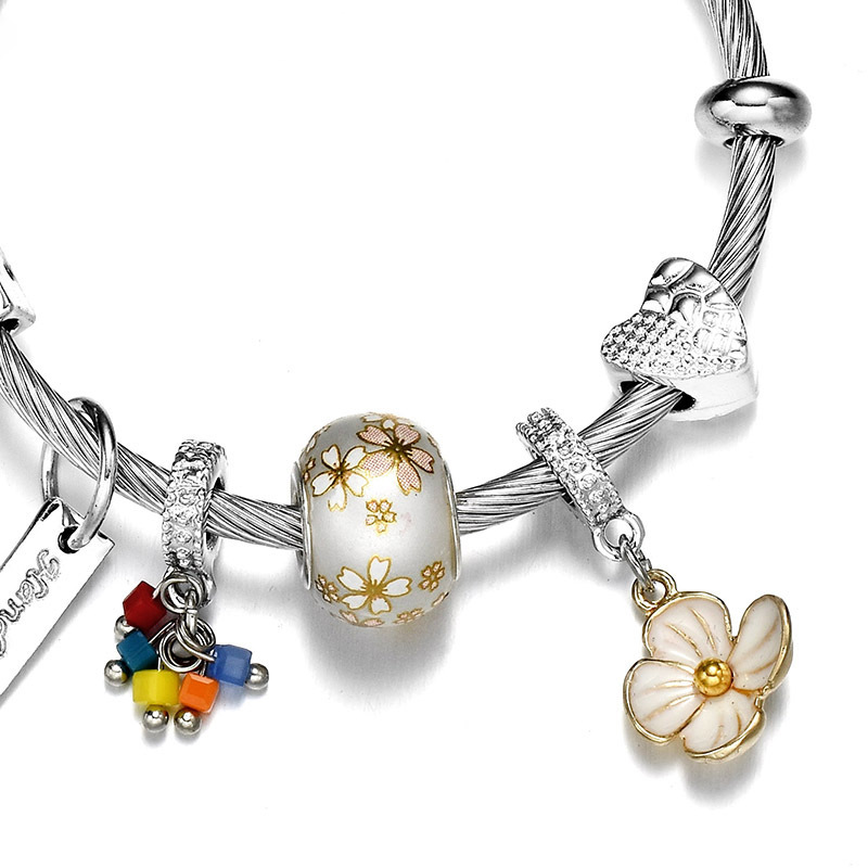 Personalized bracelet Application Scenario