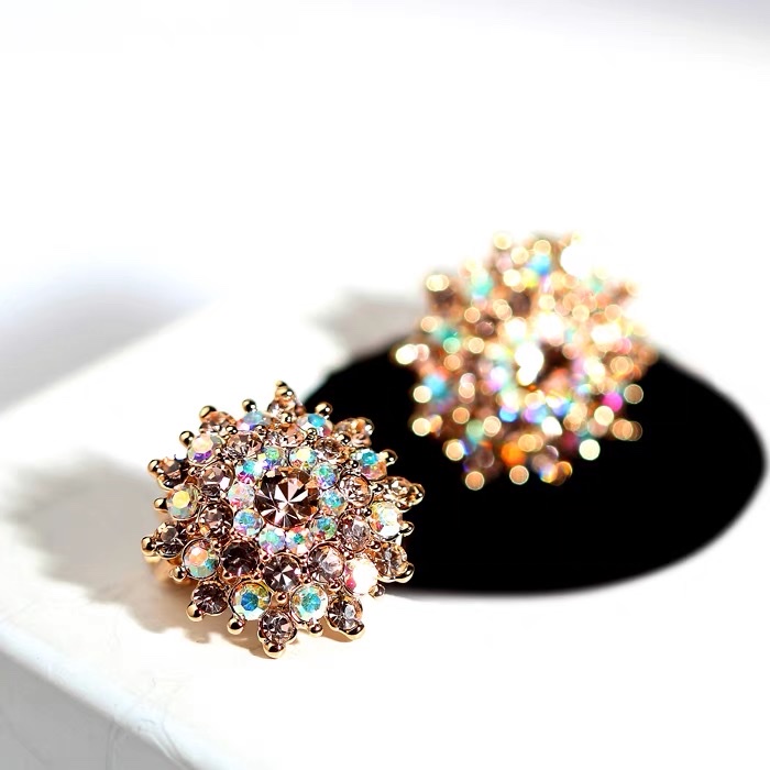 满钻原创设计高级感精致优雅宴会必备耳钉
细节图