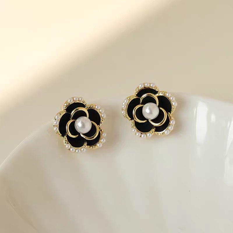 Exquisite three-dimensional design, elegant and trendy oil-dripping black rose ear studs.